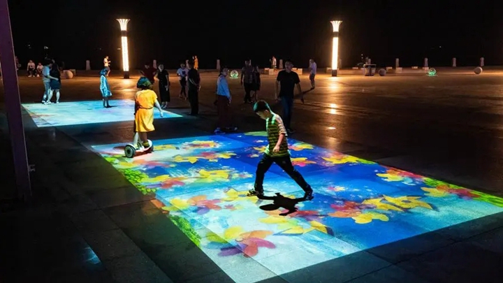 地面投影互动在户外广场的展示效果